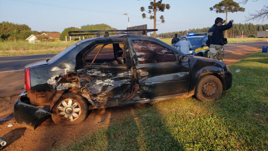 Logan e Kwid se envolvem em forte colisão na BR-277, em Cascavel