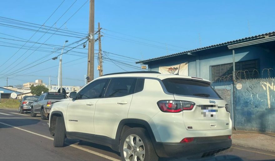 Jeep, Saveiro e Voyage se envolvem em acidente no viaduto da Avenida Rocha Pombo