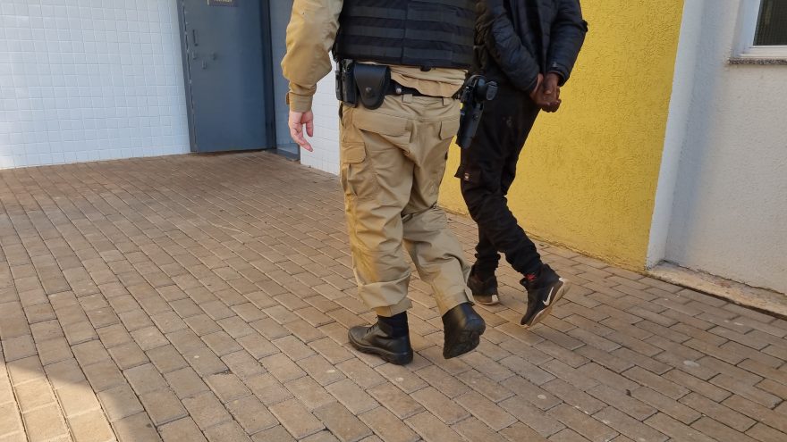 Homem é preso por furto de fios na Rua Visconde de Guarapuava
