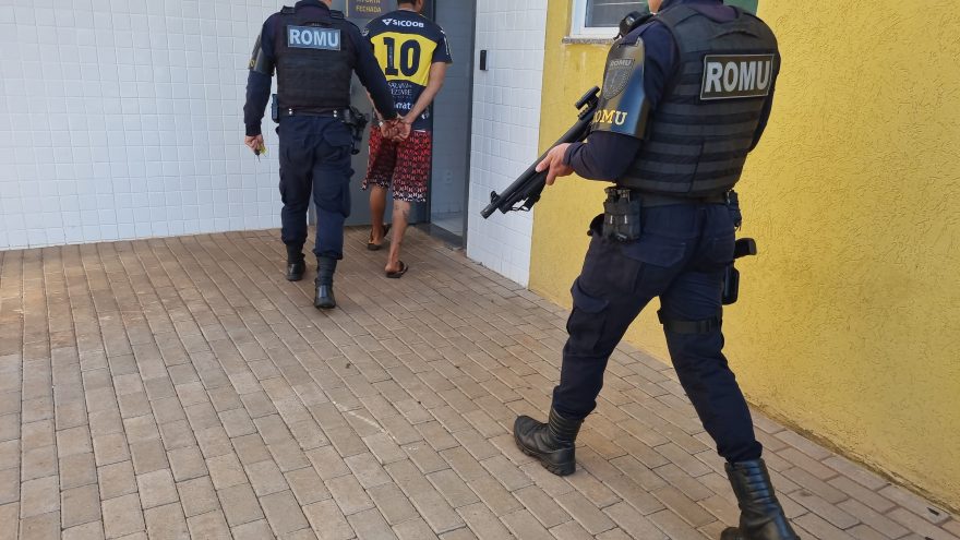 Homem em posse de crack é preso pela ROMU na Praça da Bíblia