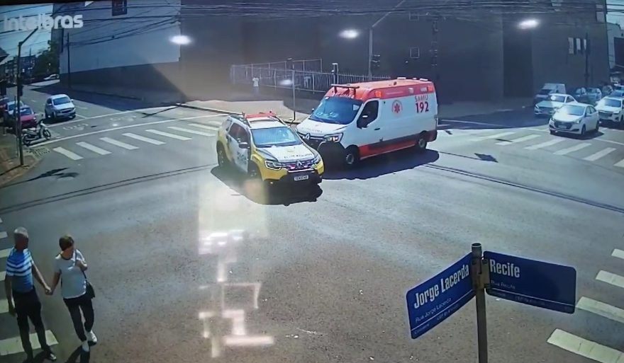 Quase! Viatura da Polícia Militar e ambulância do Samu por pouco não se envolvem em acidente