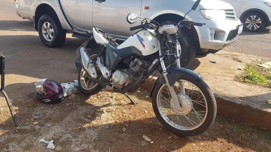 Batida entre moto e Peugeot deixa motociclista ferido no Universitário