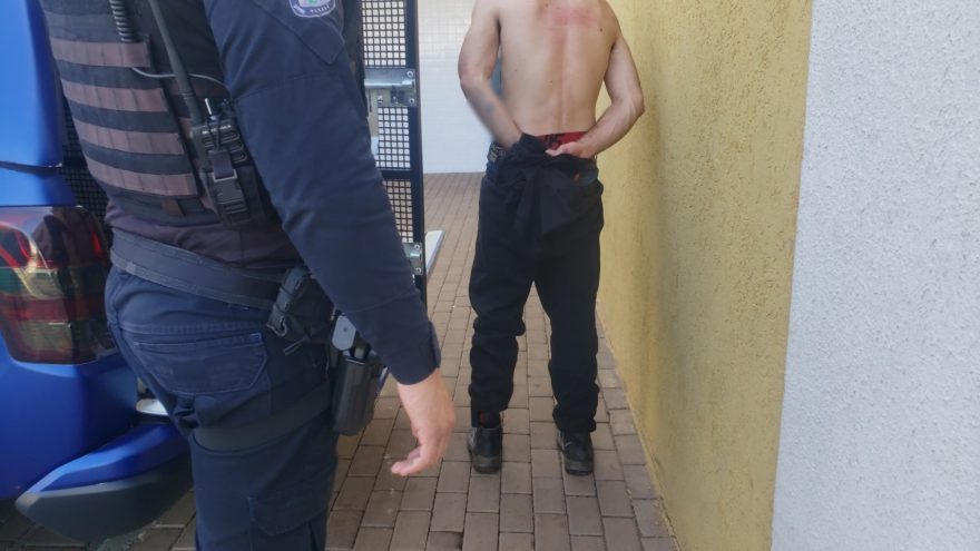 Homem descumpre medida protetiva, tenta fugir da GM, mas é detido