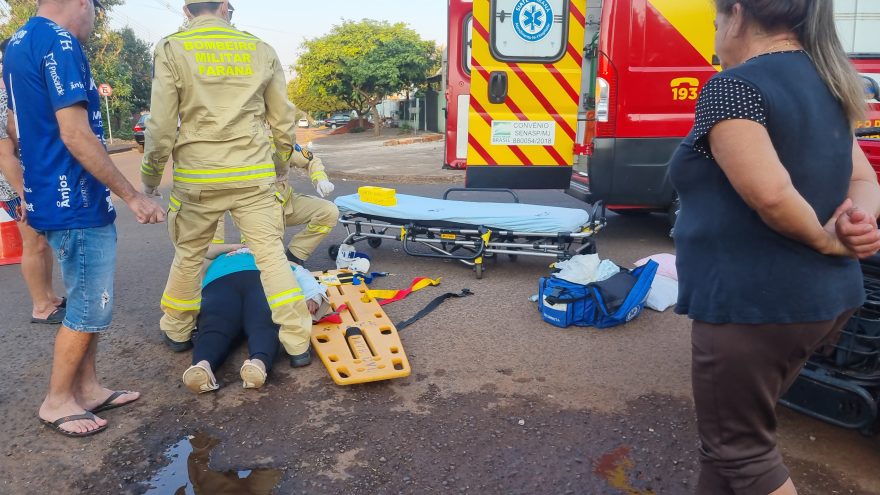 Idosa com triciclo motorizado é “fechada” por automóvel e fica ferida