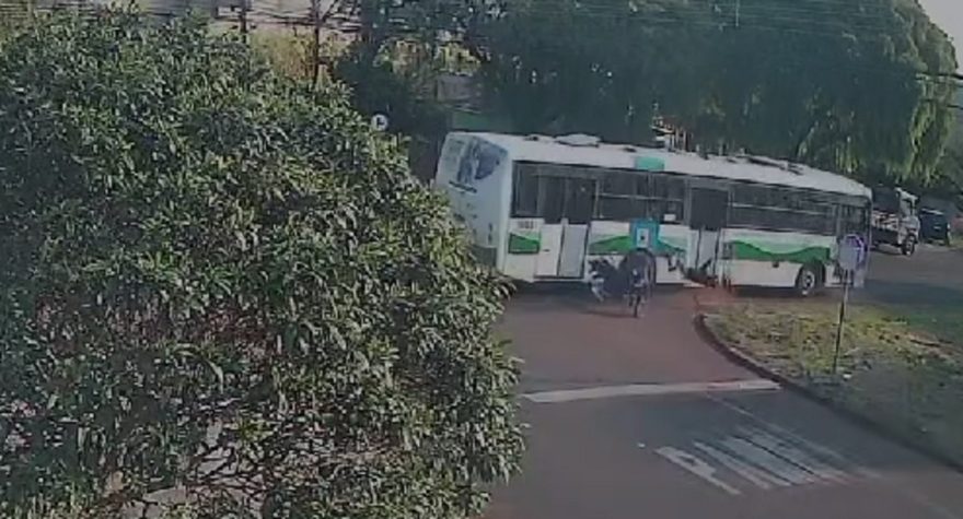 Cacetada! Câmera registra acidente que deixou motociclista ferido no Coqueiral