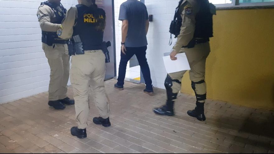 Homem é detido enquanto fumava maconha em Voyage no Country