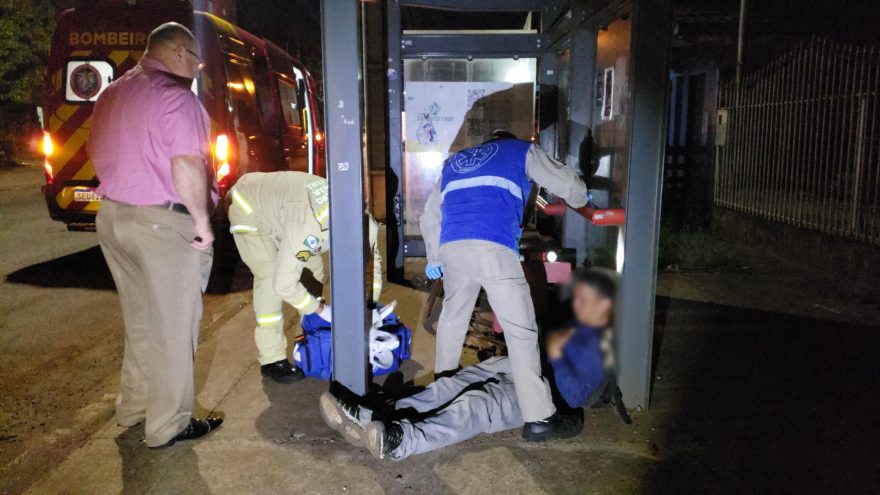 “Quintou”: Homem embriagado, com bicicleta, bate contra ponto de ônibus e fica ferido