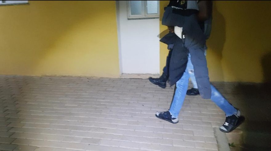 Perdeu o ônibus e a paciência: homem perde o ônibus, dá soco em vidraça e acaba detido