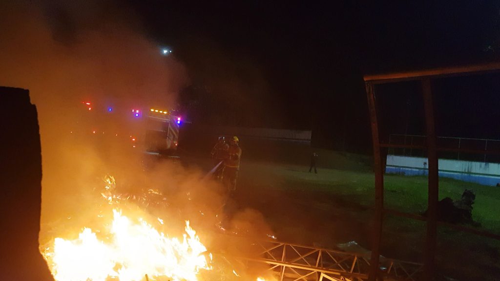 Foco de incêndio atinge entulhos no pátio do Ciro Nardi; andarilho foi visto no local momentos antes