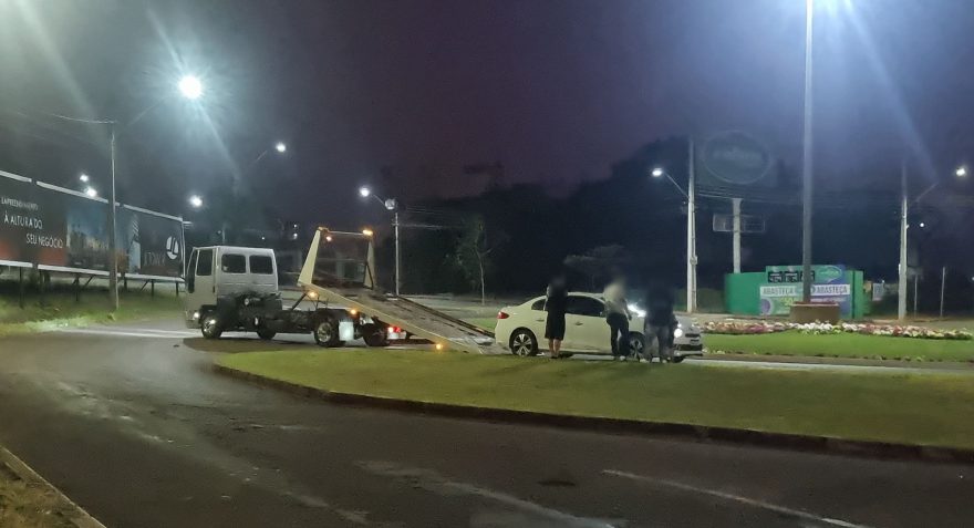 Carro passa reto e atinge rotatória na Avenida da Fag