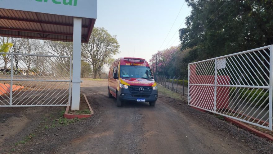 Idoso é socorrido pelo Siate após sofrer queda de plano elevado na BR-277 em Cascavel