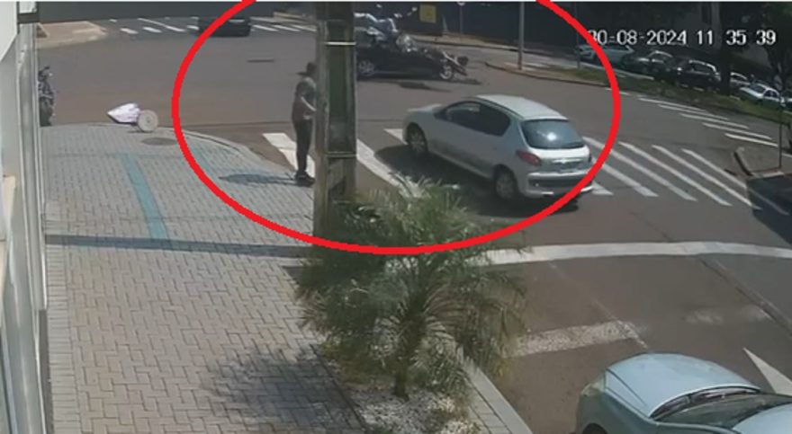 Câmeras registram acidente entre moto e Astra no Centro