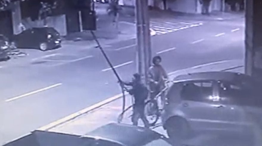 Câmera flagra furto de fios na rua Recife