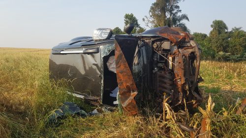 Imagem referente a Veículo Duster capota na estrada Chaparral e mulher fica ferida