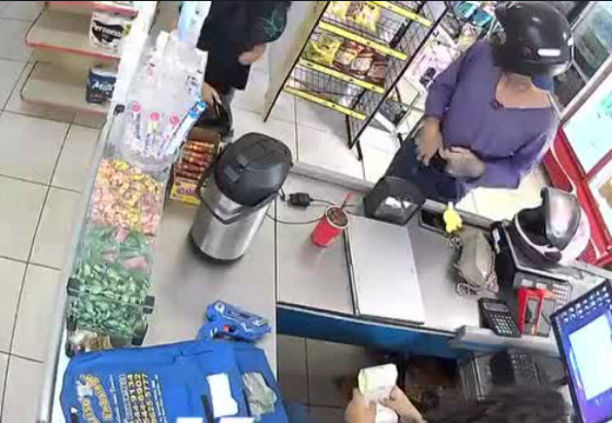 Assalto à luz do dia: funcionária de supermercado é ameaçada por criminoso armado