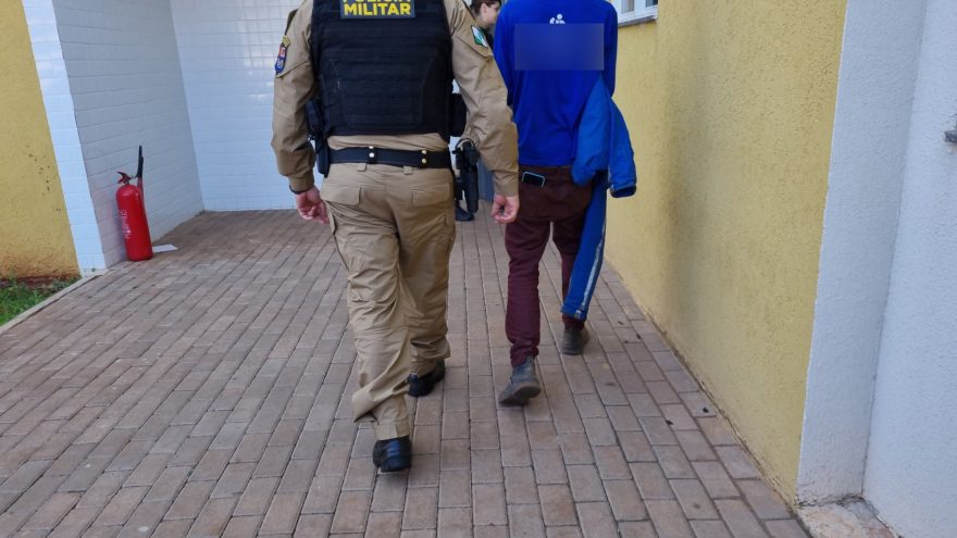 Homem é preso após ser flagrado furtando produtos de lojas em Cascavel