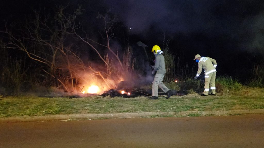 Incêndio ambiental é controlado por bombeiros no Jardim Veneza Incêndio ambiental é controlado por bombeiros no Jardim Veneza