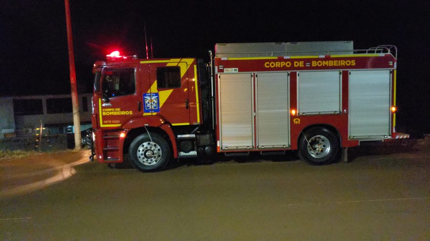 Bombeiros são mobilizados para combater incêndio na Avenida Guaíra