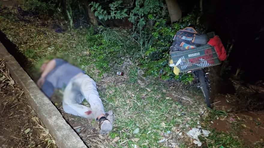 Homem sofre queda, fica ferido e é atendido pelo Siate