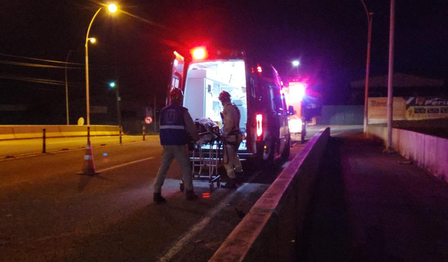 Ação rápida dos bombeiros salva jovem de 18 anos em tentativa de suicídio em viaduto