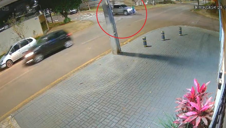 Câmera flagra momento que ciclista de 25 anos é atingida por Amarok no Coqueiral