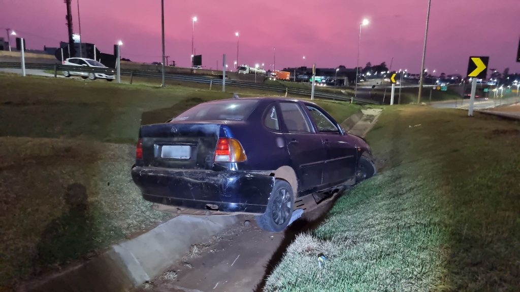 Condutor abandona carro após sair da pista e cair na canaleta no Trevo Cataratas