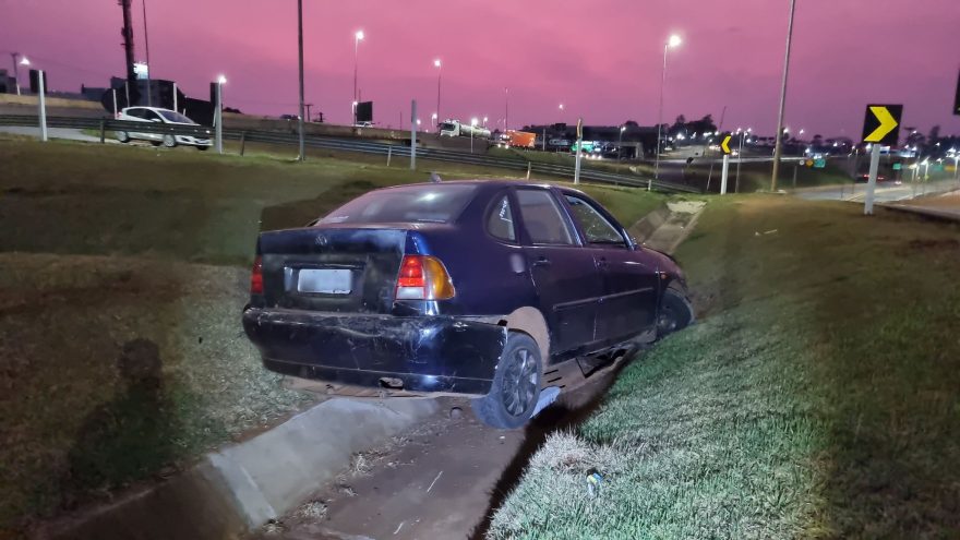 Condutor abandona carro após sair da pista e cair na canaleta no Trevo Cataratas