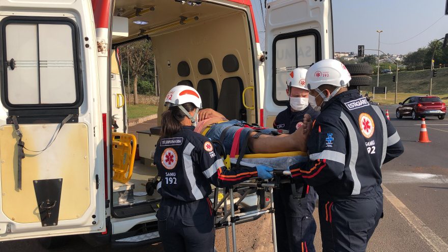Carreta tomba às margens da BR-277 e deixa viaduto da Petrocon parcialmente interditado