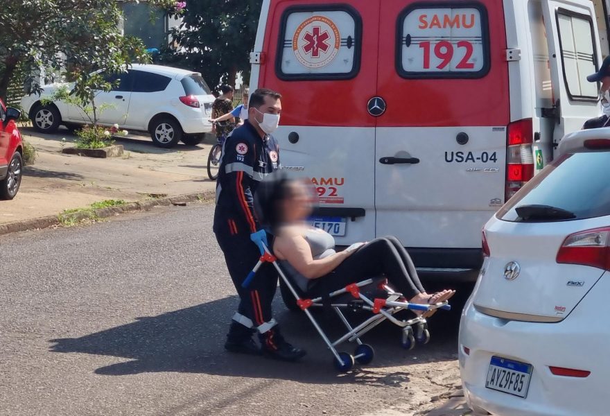 Com fortes dores no peito, mulher pede ajuda e é socorrida pelo Samu