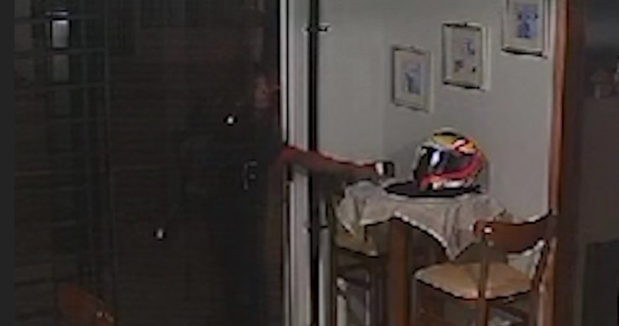 Mãos rápidas: Vídeo mostra ladrão abrindo porta e furtando dinheiro em comércio de Cascavel