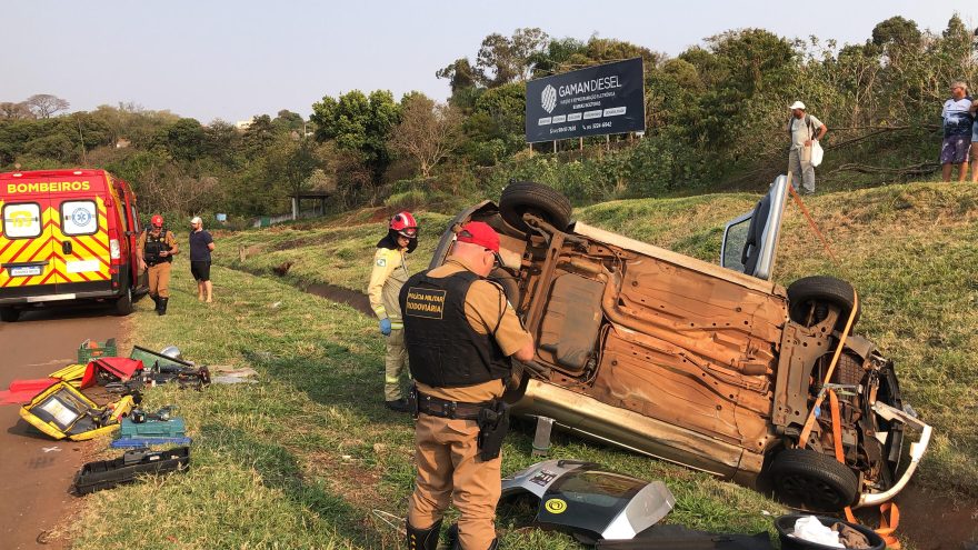 Ford Ka capota na PRc 467 em Cascavel e mulher fica ferida