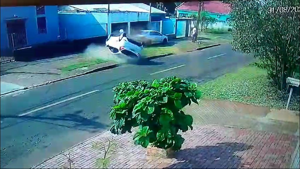 Câmera de segurança registra veículo capotando após colisão no Cascavel Velho Câmera de segurança registra veículo capotando após colisão no Cascavel Velho