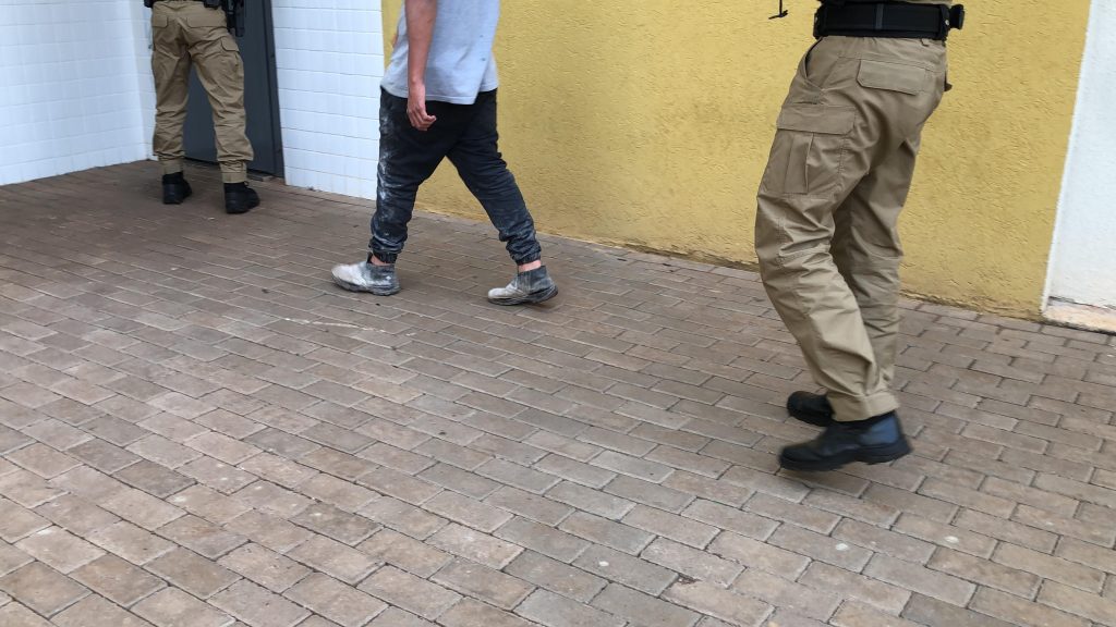 Adolescente é apreendido após se envolver em colisão que terminou em capotamento Adolescente é apreendido após se envolver em colisão que terminou em capotamento