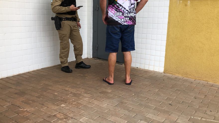 Tio ameaça sobrinho com facão e é preso