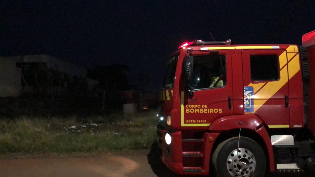 Corpo de Bombeiros contém incêndio ambiental no Bairro Canadá Corpo de Bombeiros contém incêndio ambiental no Bairro Canadá