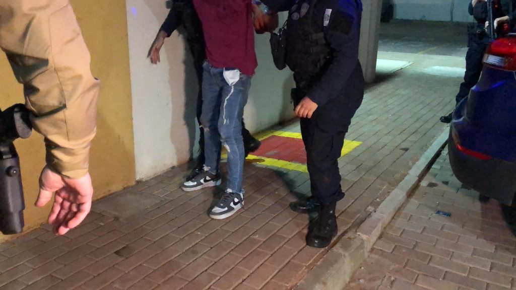 Homem é acusado de agredir enteado e quebrar objetos de casa Homem é acusado de agredir enteado e quebrar objetos de casa