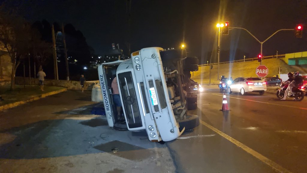 Caminhão que tombou às margens da BR-277 continua no local no período noturno; trânsito lento Caminhão que tombou às margens da BR-277 continua no local no período noturno; trânsito lento