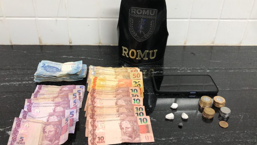 Dupla é detida com crack e dinheiro perto da Praça do Migrante em Cascavel