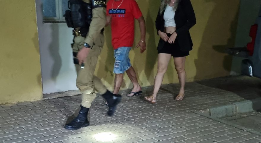 Casal é detido após agredir atendente em discussão por valor dos lanches