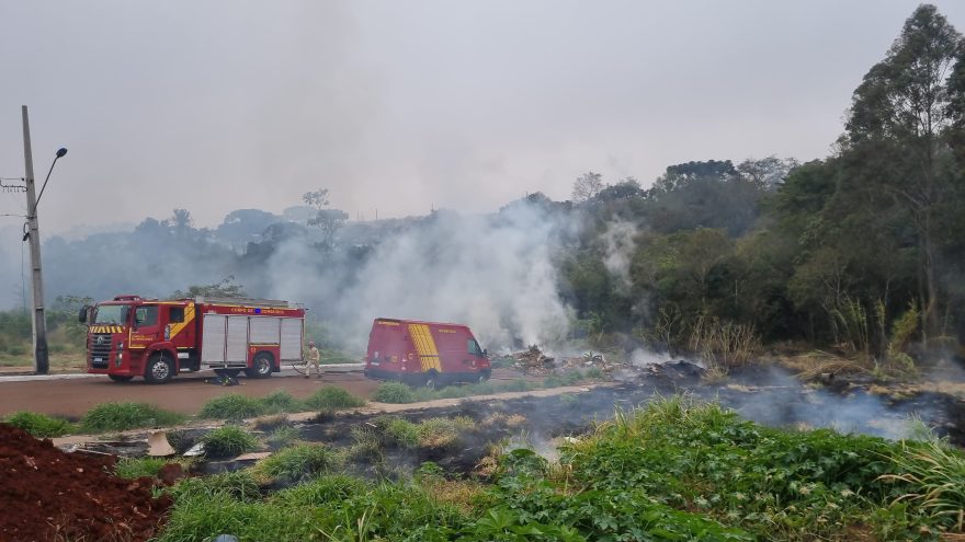 Corpo de Bombeiros combate incêndio em vegetação