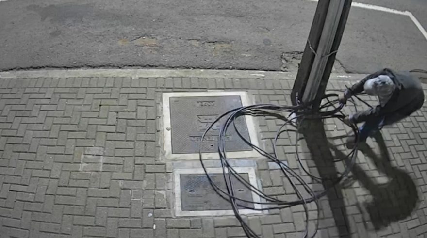 Câmera flagra furto de fios na Avenida Brasil