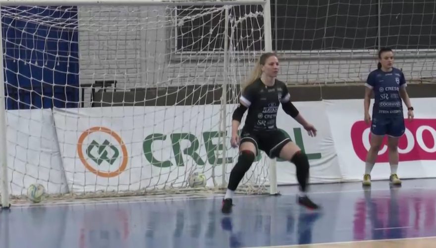 Stein recebe o Barateiro-SC pela Liga Feminina de Futsal