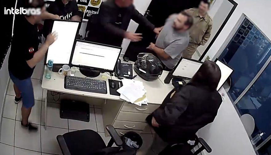 Homem armado invade delegacia de Polícia Civil