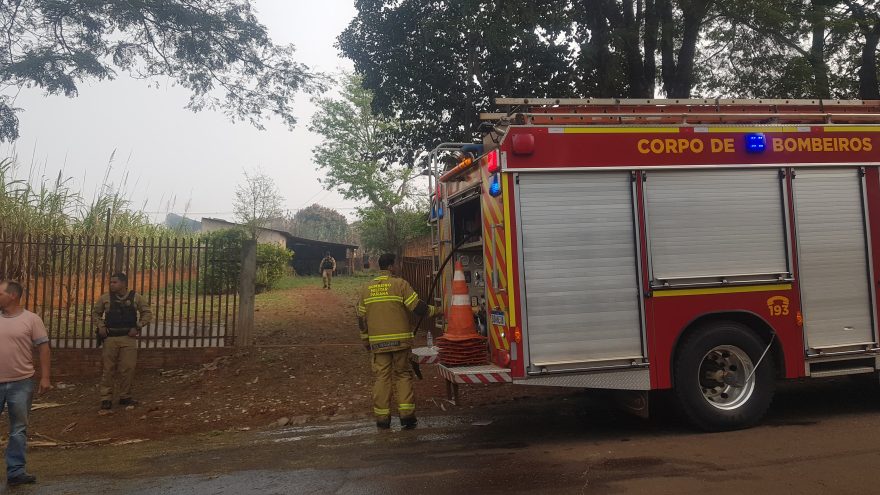 Bombeiros combatem incêndio em canavial no bairro Brasmadeira