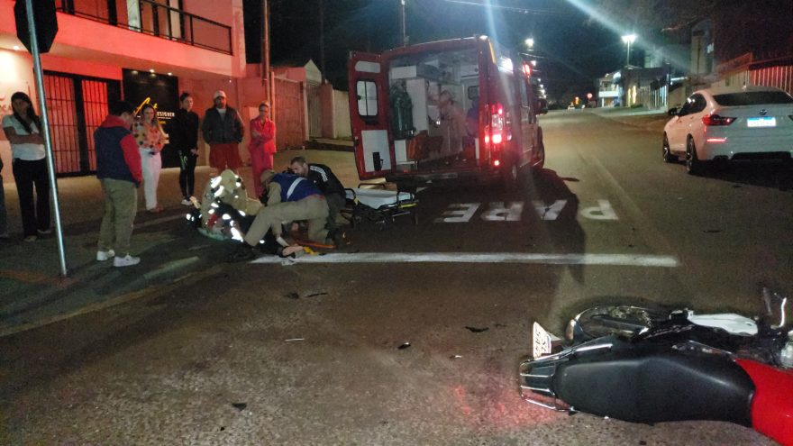 Acidente entre BMW e moto é registrado na Rua das Palmeiras