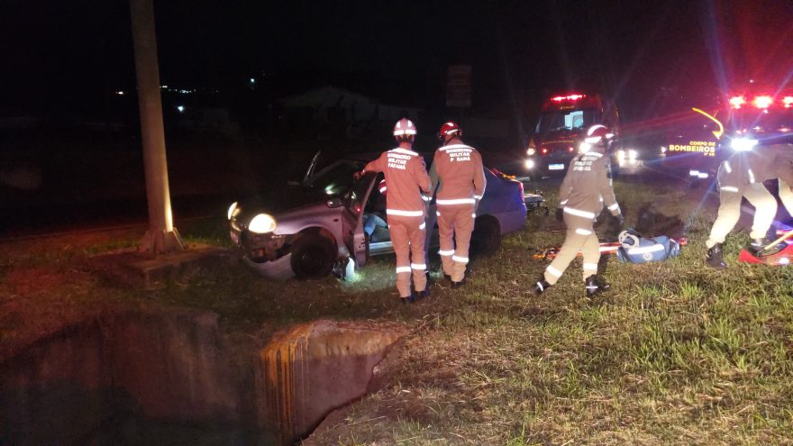 Motorista fica a poucos metros de cair dentro de esgoto após acidente na marginal da BR-467 em Cascavel