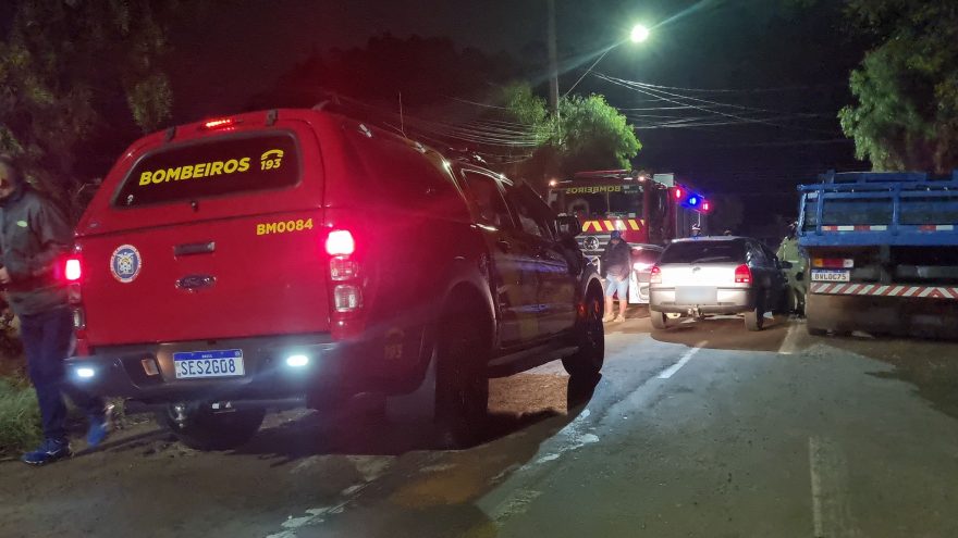 Gol bate contra caminhão estacionado e casal fica ferido no Periolo