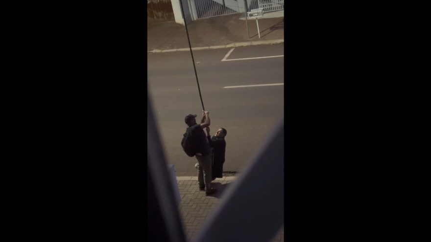 Realizando furto, Tarzan é flagrado pendurado nos cabos de telefonia em Cascavel