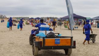 Trabalho da Sanepar de limpeza nas praias é reconhecido com prêmio de abrangência nacional