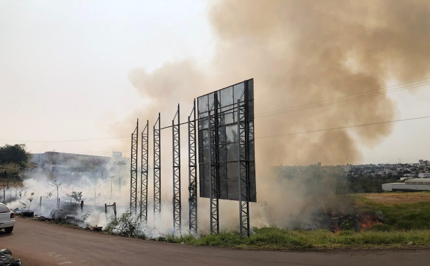 Bombeiros combatem incêndio nas margens da BR-277, em Cascavel
